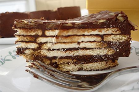 Tort cu blat de biscuiti si crema de ciocolata